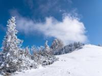 Blick von der Kampenwandhütte zu wolkenumtanzten Westflanke